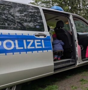Polizeisuto mit geöffneter Tür.